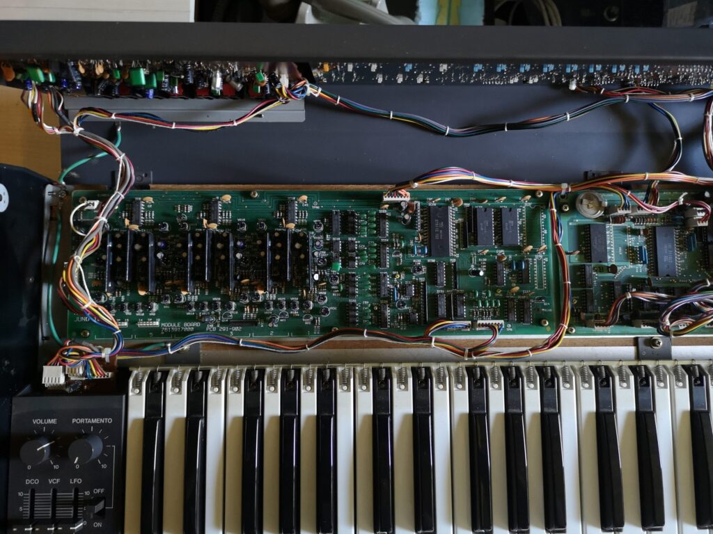 Roland Juno-106 repair by Cavisynth